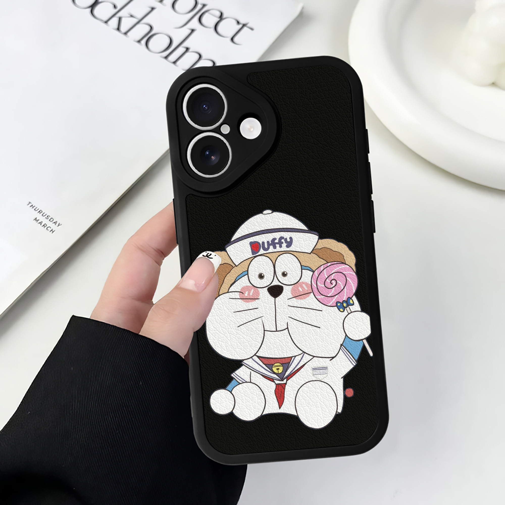 （画像用） ドラえもん Doraemon 【iPhone 16シリーズ対応】シリコンスマホケース（レザー調） 材質：シリコン